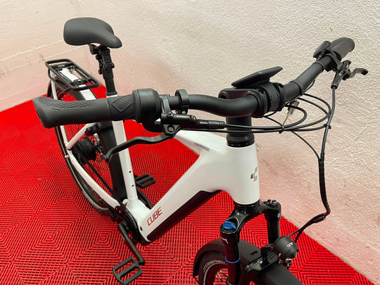 Cube Kathmandu Hybrid Deluxe Pro 800 metallicwhite´n´chrome